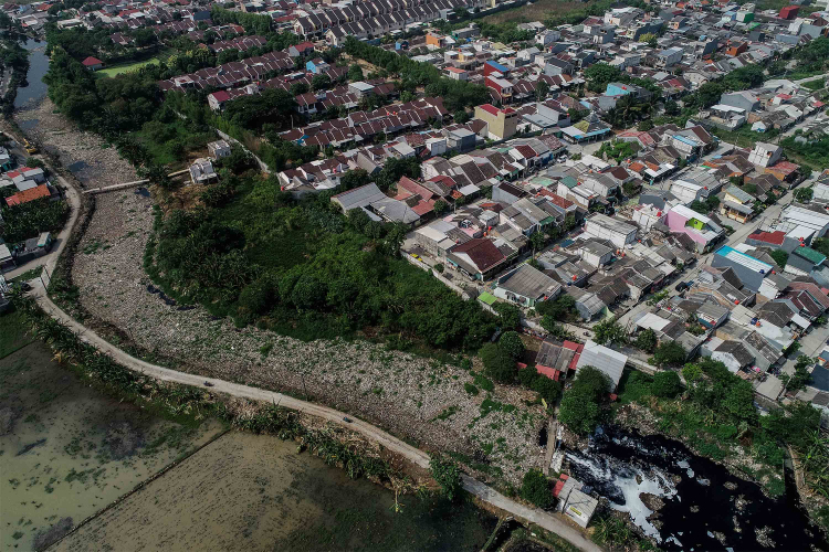 Polluted River-Garry Lotulung-001