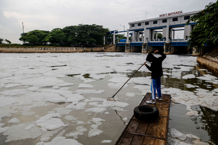 Polluted River-Garry Lotulung-010