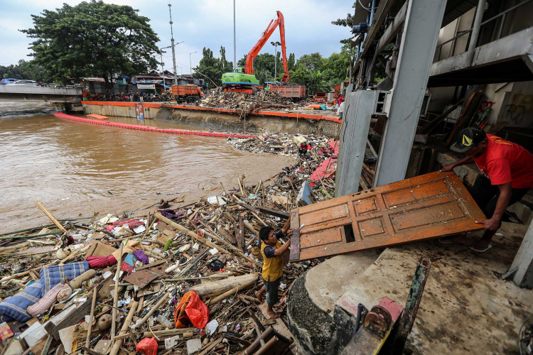 Polluted River-Garry Lotulung-013