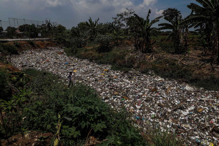 Polluted River-Garry Lotulung-014