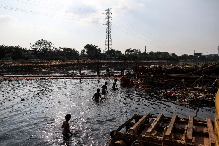 Polluted River-Garry Lotulung-008